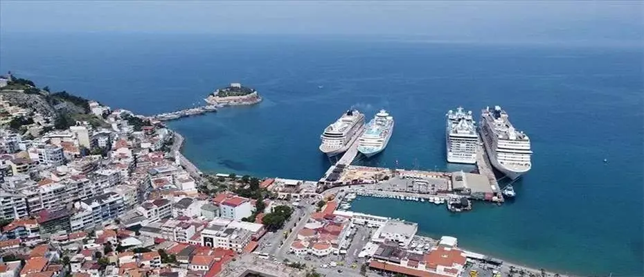 Kuşadası Limanı'na 4 kruvaziyer yanaştı