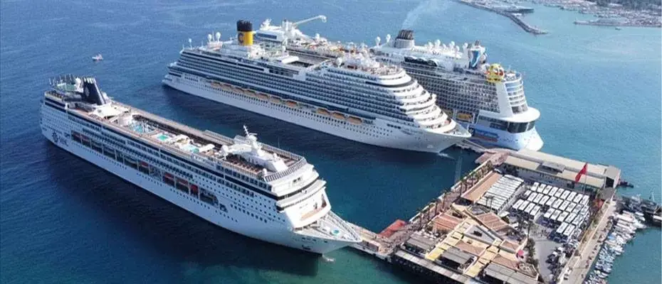 Kuşadası'na 4 kruvaziyer ile 8 bin 200 turist geldi
