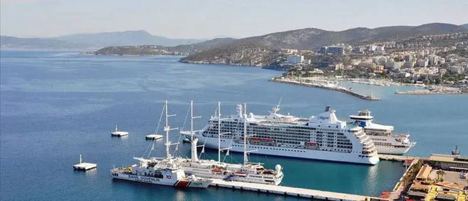 Kuşadası'na 5 kruvaziyerle 7 bin 550 turist geldi