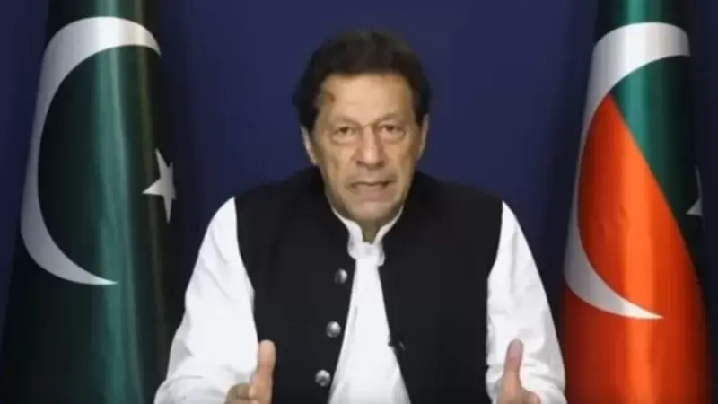 Pakistan polisi eski başbakan Han'ın evinde arama yapmaya hazırlanıyor