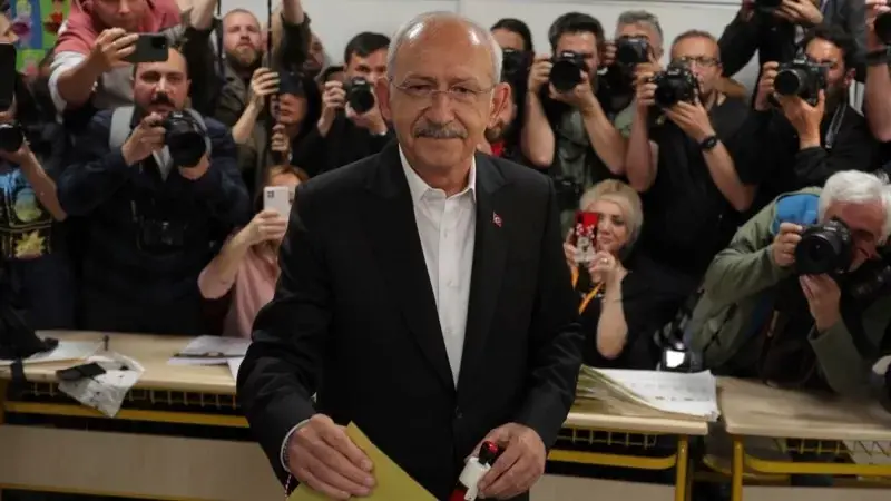 Siyasi parti liderleri oylarını kullandı