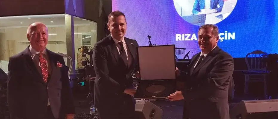 Başkan Rıza Perçin´e Değerler Ödülü