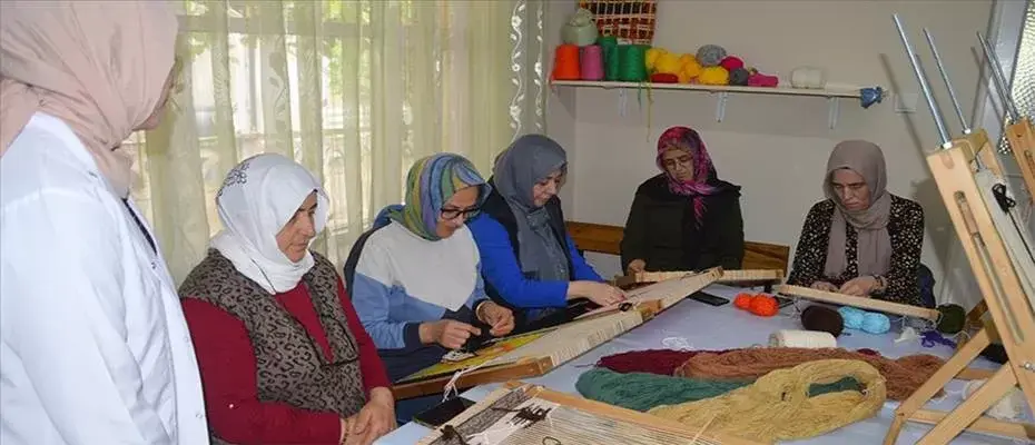 Sahil kenti Sapanca'da dokunan yöresel kilimler turistlere satılıyor