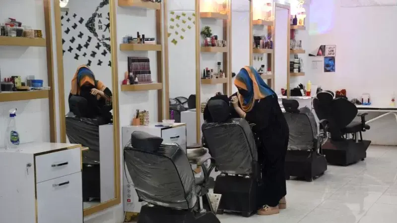 Afganistan'da güzellik salonu yasağı kadınların ekonomik özgürlüğüne darbe indiriyor