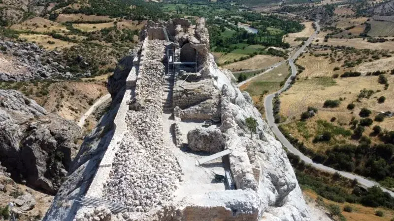 Depremde hasar gören Kahta Kale’sinde restorasyon başladı