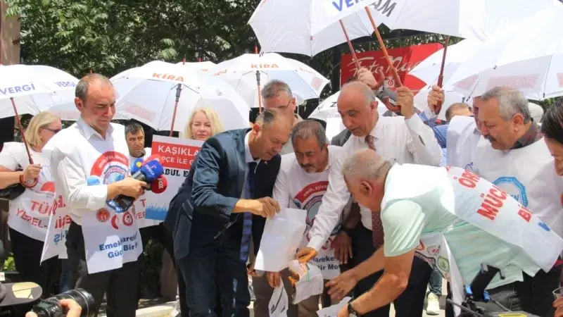 Kamu çalışanları zamları şemsiye açarak protesto etti