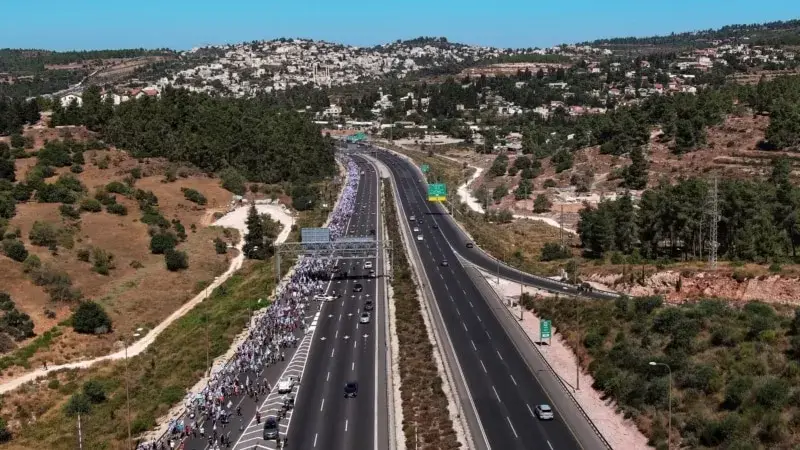 Netanyahu’nun yargı reformuna karşı çıkan binlerce kişi Tel Aviv’den Kudüs’e yürüdü
