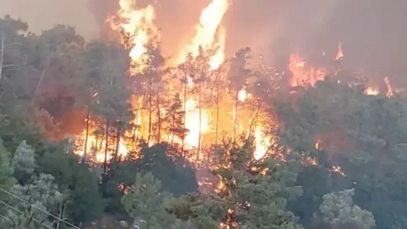 Orman yangınları nedeniyle Rodos Adası'ndan tahliyeler başladı