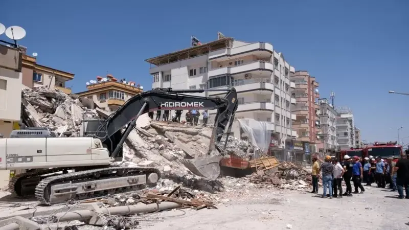 Deprem hasarlı binanın yıkımı sırasında yaşanan çökmede operatör yaşamını yitirdi