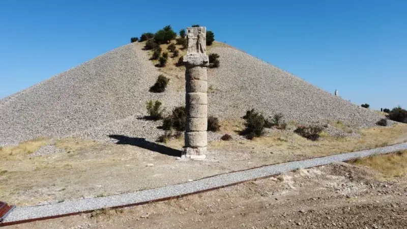 Depremde yıkılan 2 bin yıllık heykel yeniden ayağa kaldırıldı