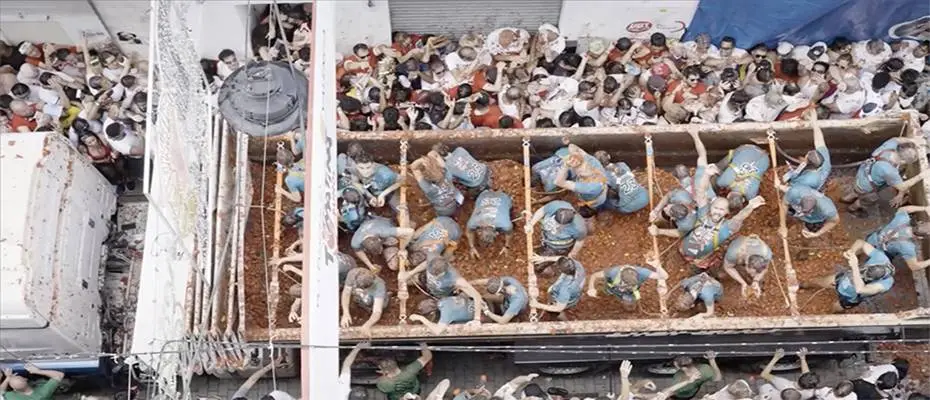 İspanya'daki La Tomatina festivalinde 120 ton domates havada uçuştu
