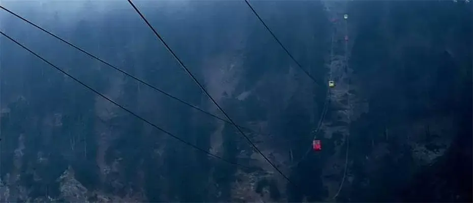 Pakistan'da 914 metre yükseklikteki teleferikte mahsur kalan 8 kişi kurtarıldı