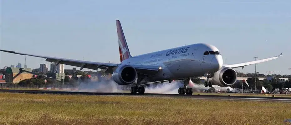 Qantas, iptal edilen uçuşların biletlerini satmakla suçlanıyor