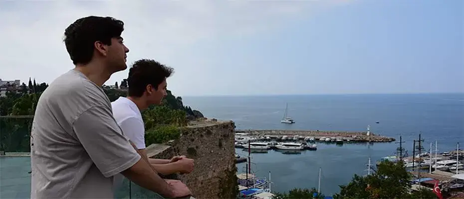 Seyahatsever gençler, turizm kenti Antalya'yı keşfediyor