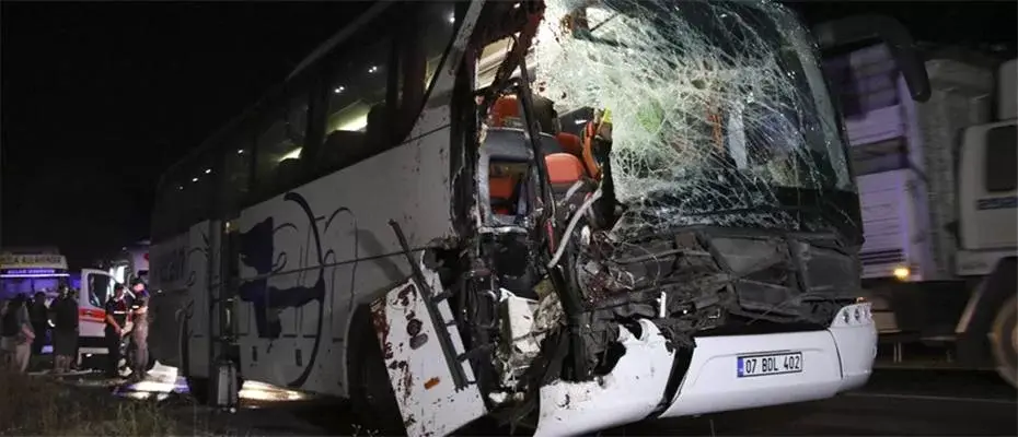 Uşak'ta yolcu otobüsünün tıra arkadan çarpması sonucu 15 kişi yaralandı