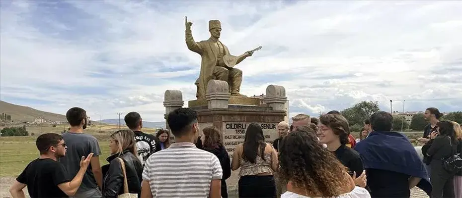 Yabancı gençlere Ardahan'ın tarihi ve turistik yerleri tanıtılıyor