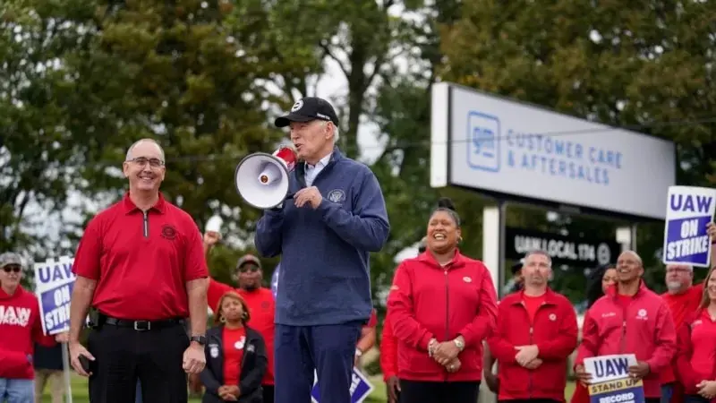Başkan Biden Michigan'da Birleşik Otomotiv İşçileri sendikasının grevine katıldı