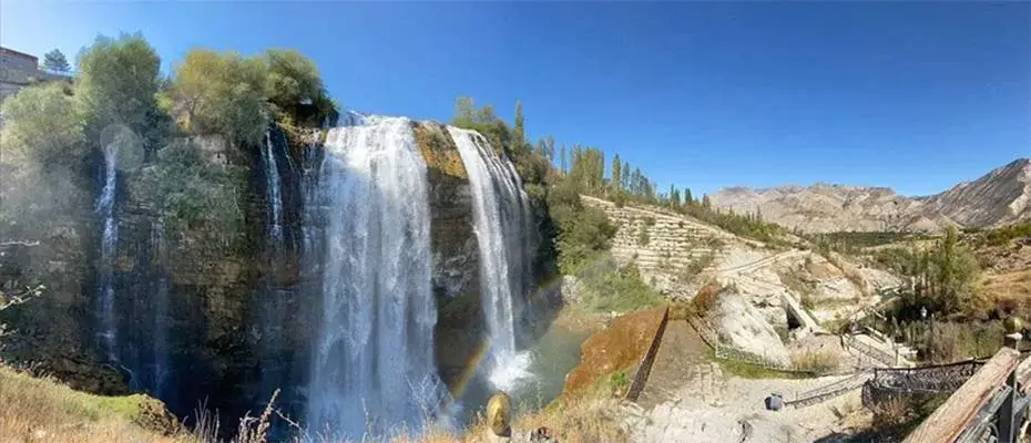 Sakin kentin doğal şelalesi, yazın binlerce turiste ev sahipliği yaptı