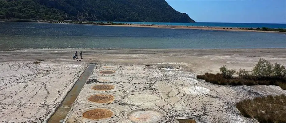 Suların çekildiği İztuzu Plajı'nda antik tuz tesisi ortaya çıktı