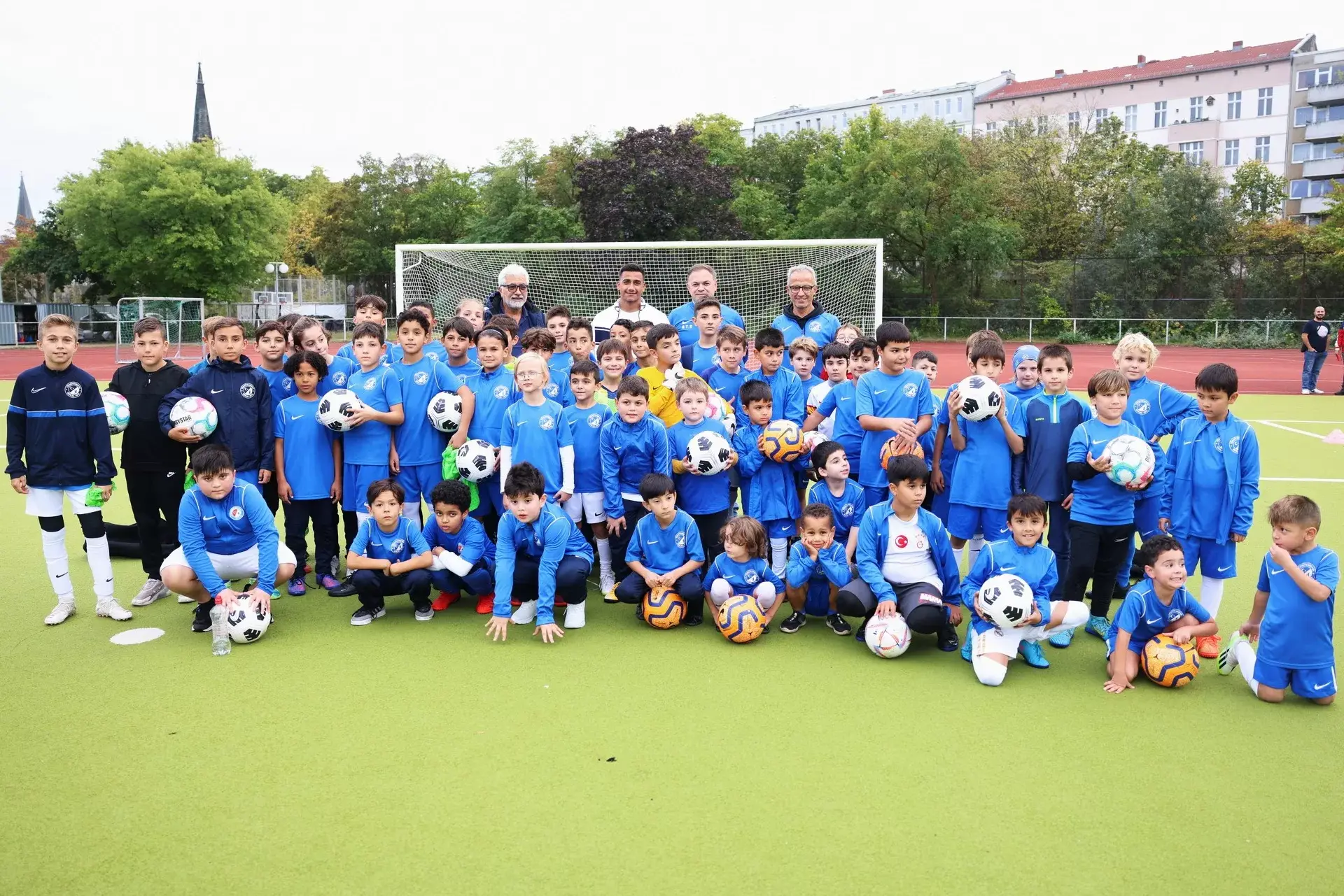 Hataysporlu Oğuzhan Matur, Berlin’de yetiştiği kulübe 100 top hediye etti