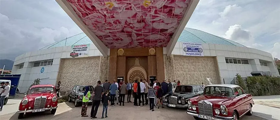Isparta'da 800 klasik aracın yer aldığı festival düzenlendi