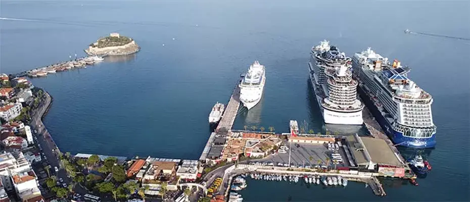 Kuşadası'na 3 kruvaziyer demirledi
