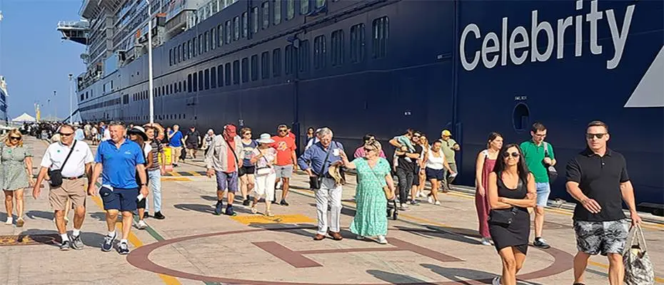 Kuşadası'nda kruvaziyer hareketliliği sonbaharda da sürüyor