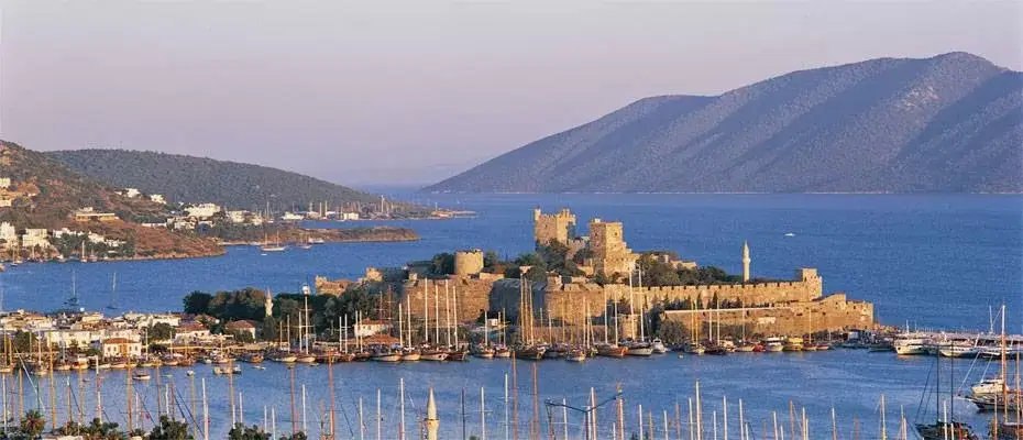 Turizm sezonunun uzadığı Bodrum'da yoğunluk sürüyor