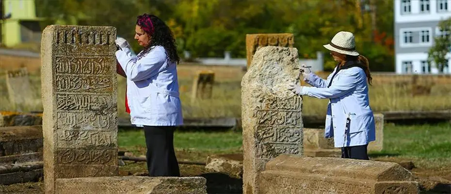 Van'daki Selçuklu Mezarlığı'nda 8 sandukalı mezar gün yüzüne çıkarıldı
