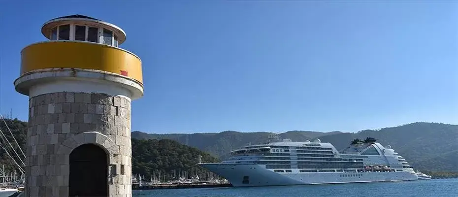 Yolcu gemisi Seabourn Encore Marmaris Limanı'na demirledi