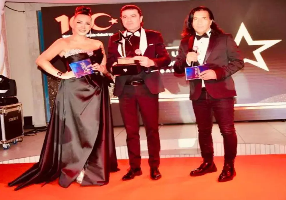 Sanatçı Efe Güngör’e „ Avrupa’nın Enleri Başarı Ödülü„