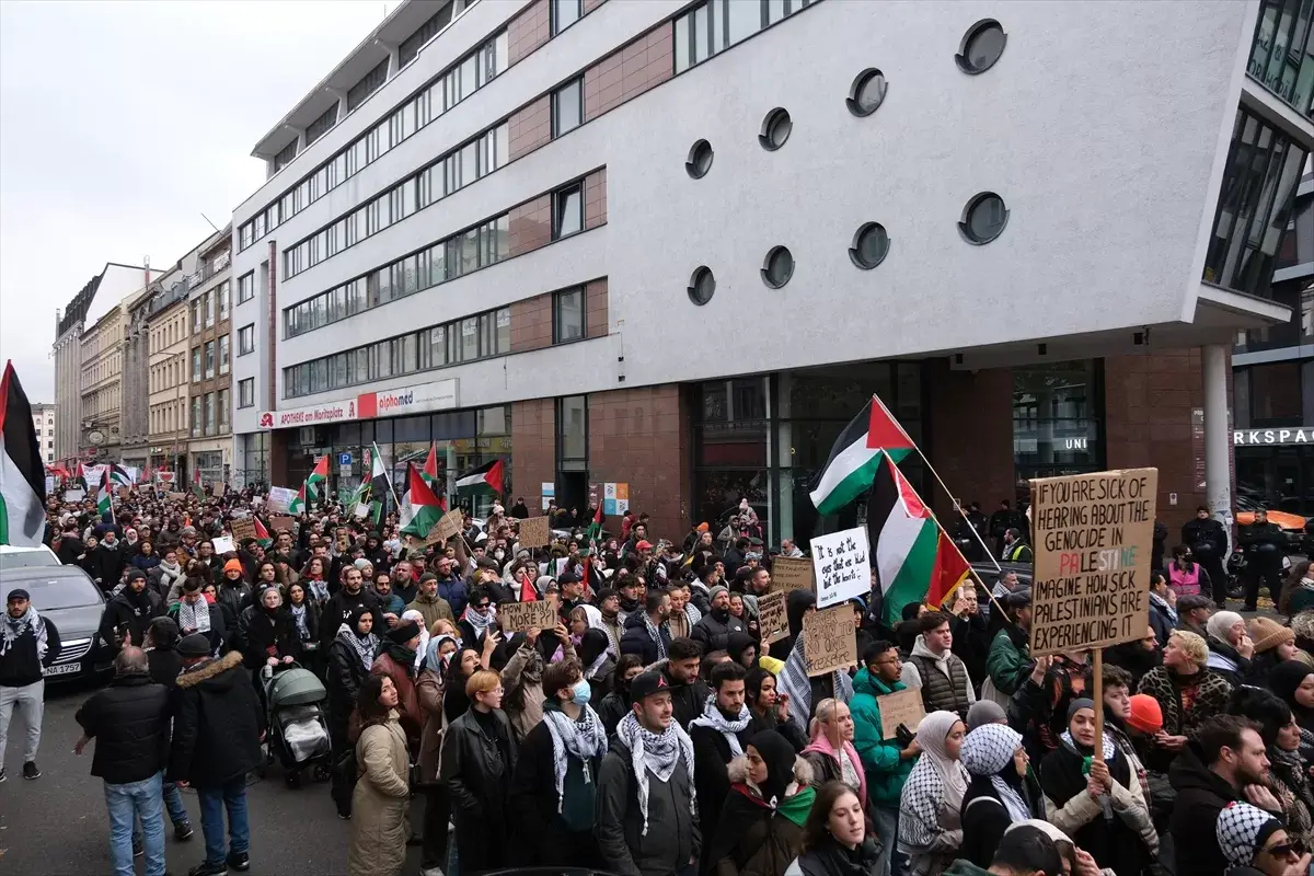 Berlin`de, İsrail'in Gazze'ye saldırıları protesto edildi