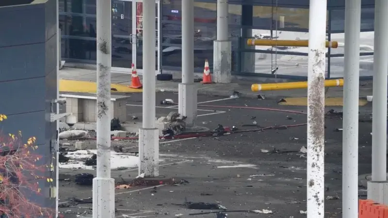 ABD-Kanada sınırındaki köprüde bir araç bariyerlere çarpıp infilak etti