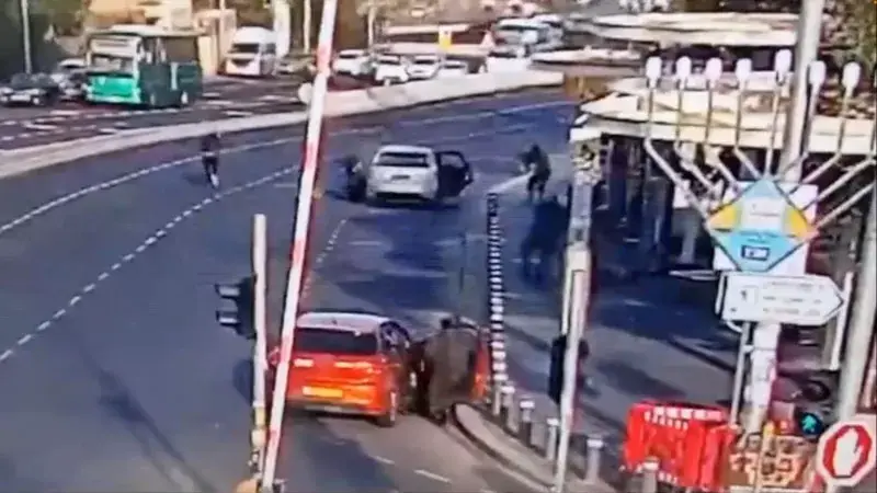 İki Hamas üyesi Kudüs'te otobüs durağına ateş açtı: 3 ölü