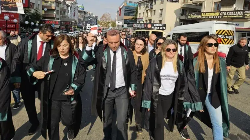 Türkiye'de yargı tartışması büyüyor: Barolar Yargıtay'a yürüdü