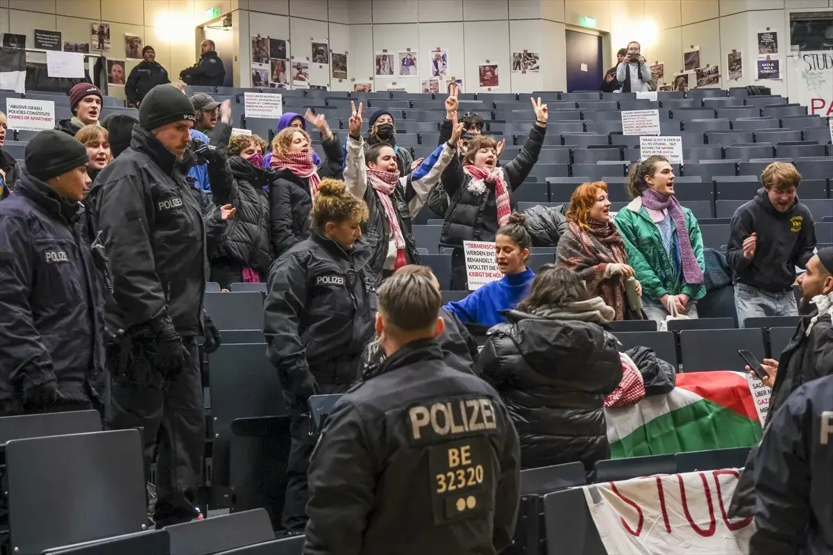 Berlin'de Gazze'deki soykırımı protesto eden öğrencilere polis müdahalesi