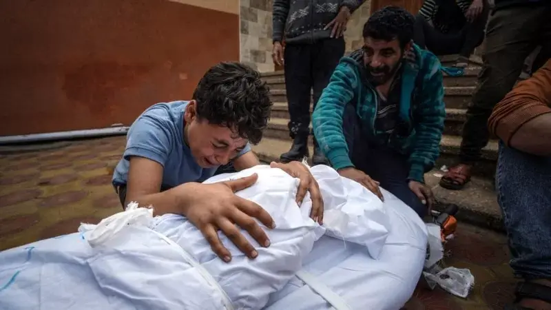 Gazze saldırılarını sürdüren İsrail sivillere verdiği zarardan “pişman”