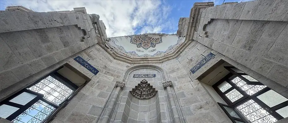 Malatya'da depremde büyük bölümü yıkılan tarihi Hacı Yusuf Taş Camisi ayağa kaldırılıyor