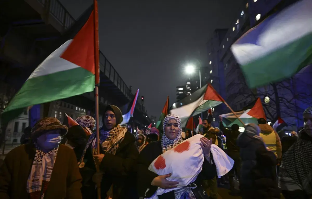Almanya'da İsrail'in Gazze'ye yönelik saldırıları protesto edildi