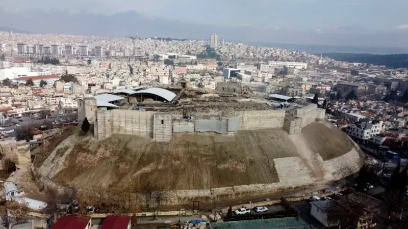 Depremde hasar gören 2 bin yıllık Antep Kalesi’nde restorasyon