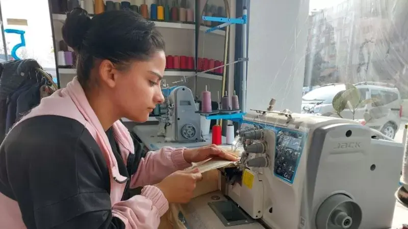 Depremde iş yeri yıkılan esnaf hayata tutunmaya çalışıyor