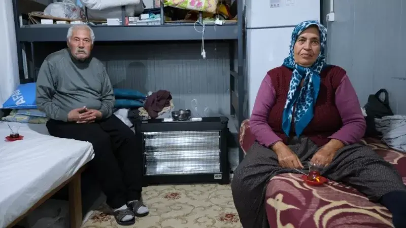 Depremden 10 ay sonra konteynerde buruk yılbaşı