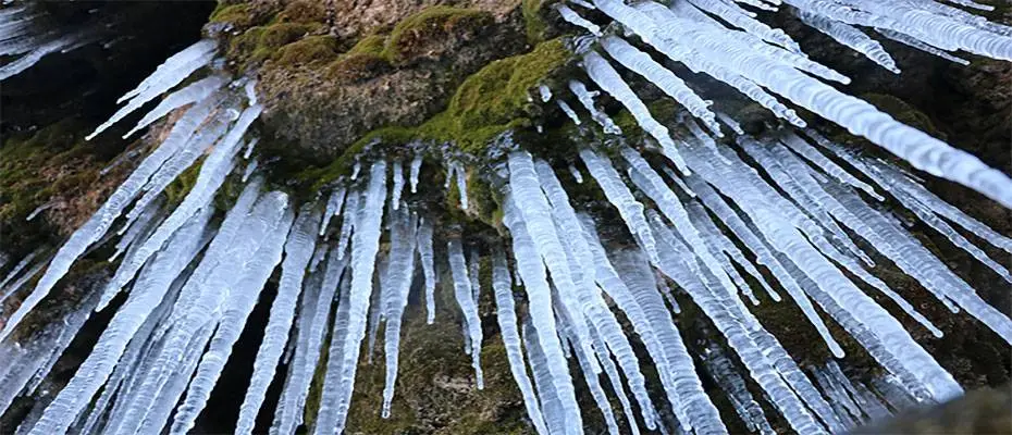 Erzincan'da Girlevik Şelalesi kısmen buz tuttu