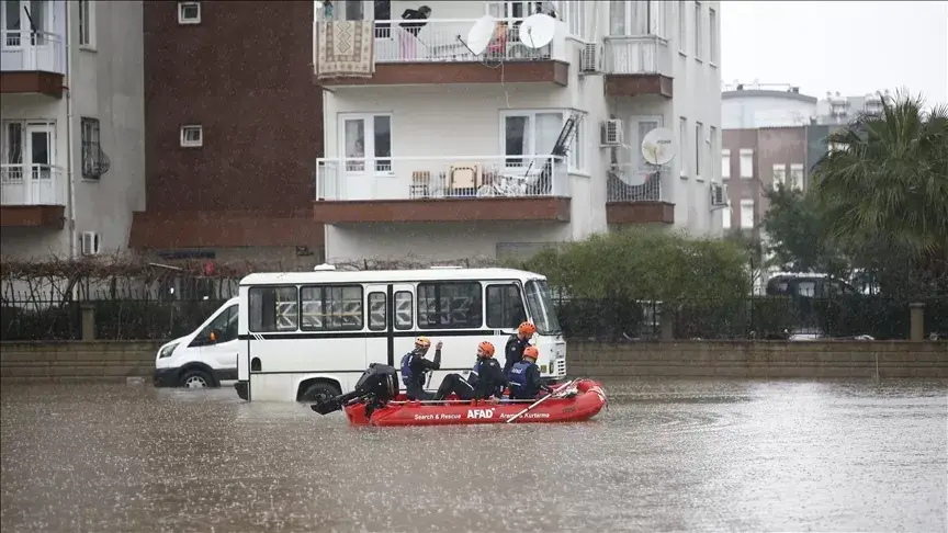 Antalya'da şiddetli yağış yaşamı olumsuz etkiledi
