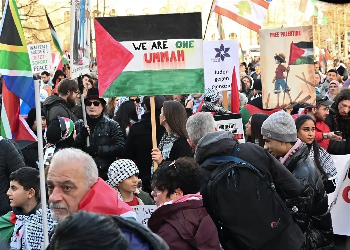 Berlin'de Filistin'e Destek Gösterisi Yapıldı