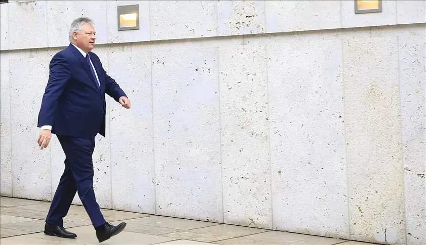 Komisyon toplantısında gizli evrak unuttu