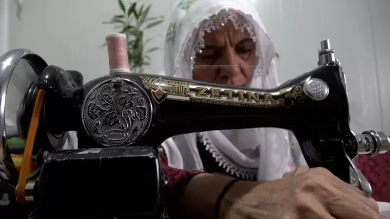 Enkazdan kurtarabildiği tek eşyası olan 50 yıllık dikiş makinesiyle hayata tutunuyor