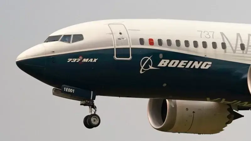 Kapı paneli havada kopan Boeing uçağının cıvataları eksik görünüyor