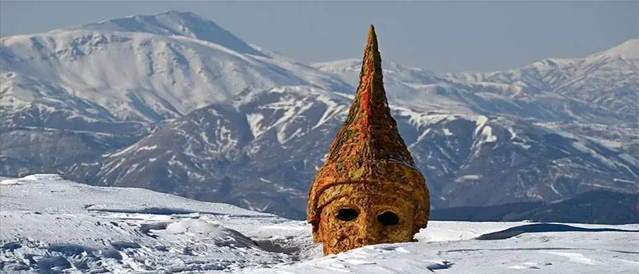 Nemrut Dağı'nın dev heykelleri kışın da ziyaretçilerini ağırlıyor