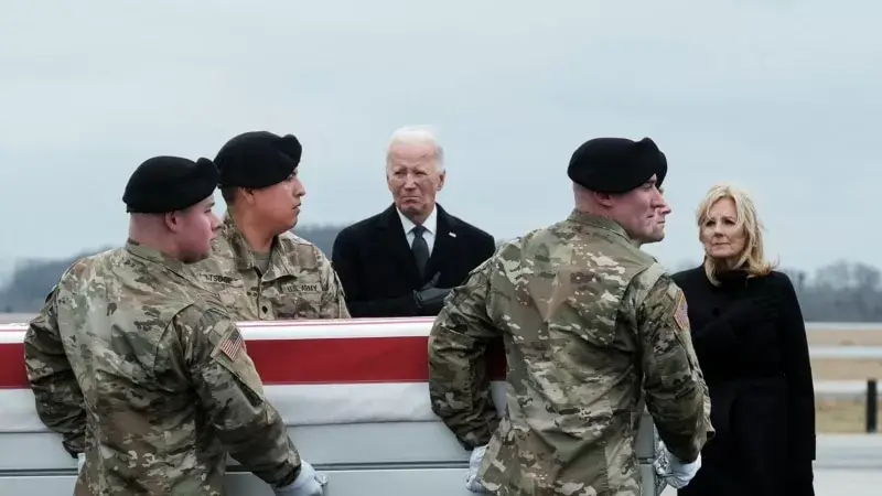 Ürdün’deki saldırıda hayatını kaybeden askerlerin naaşları ABD’ye getirildi, Biden asker aileleriyle biraraya geldi